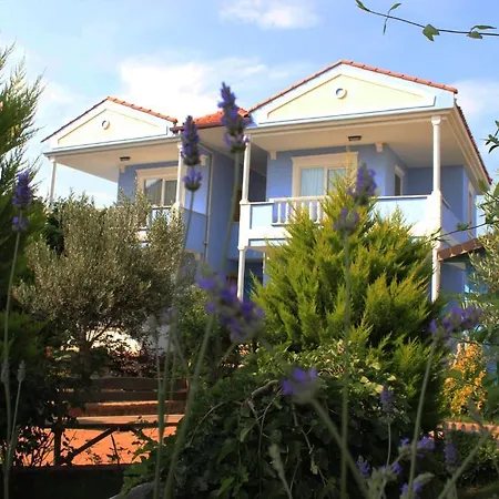 Cundavilla & ホテル Ayvalı