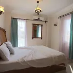Cundavilla & מלון 2*